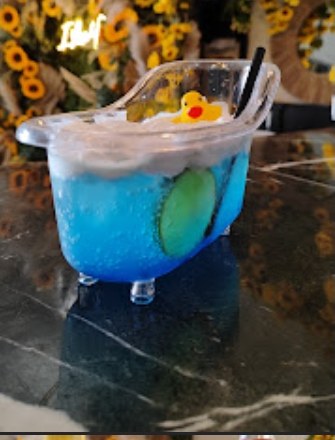 Drink azul autoral — assinatura da casa