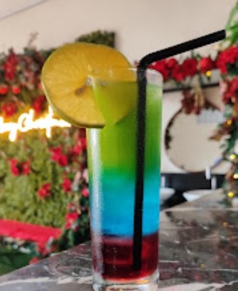 Cocktail em camadas coloridas